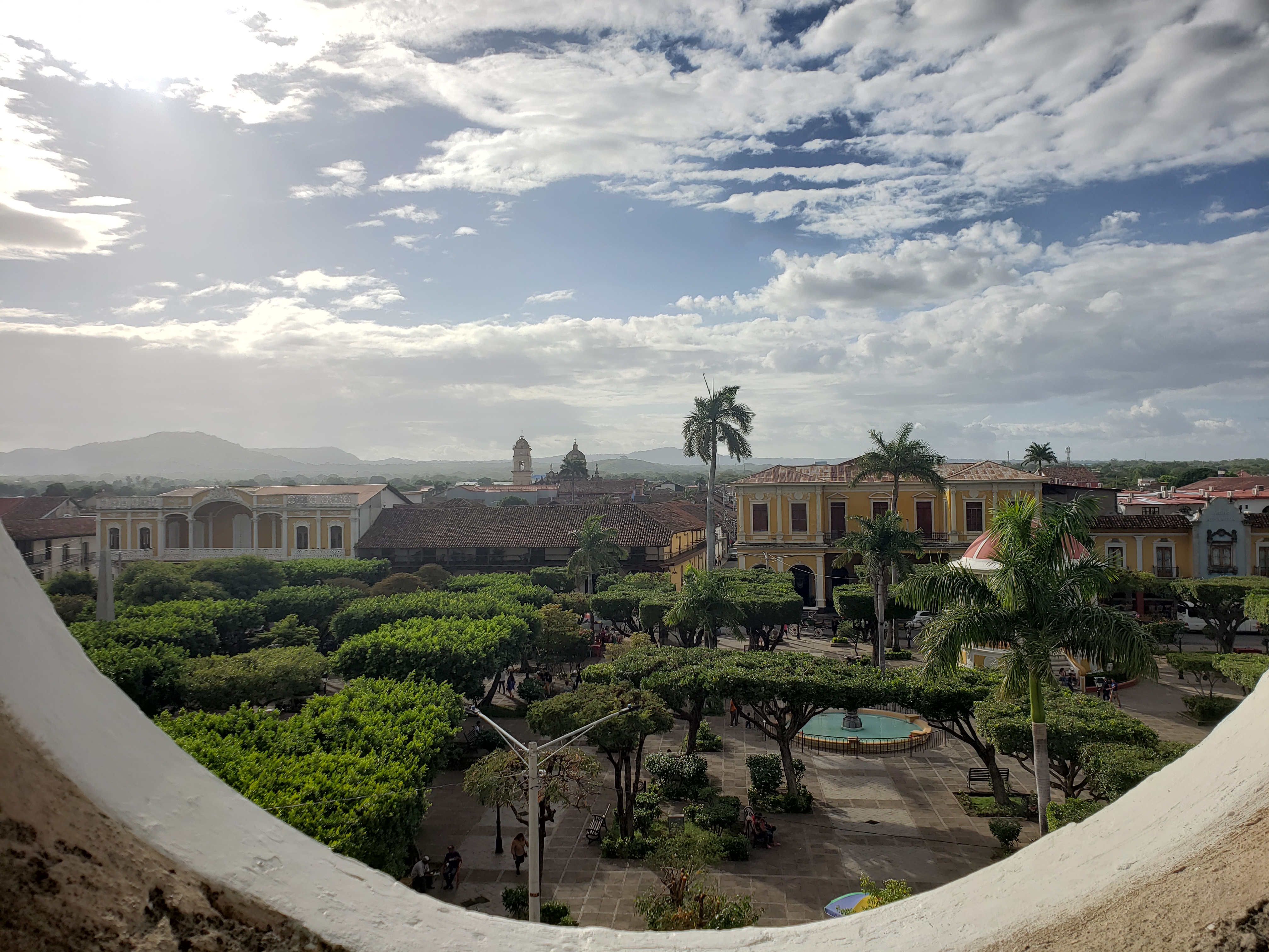 Parque Central de Granada – Vista de la calle